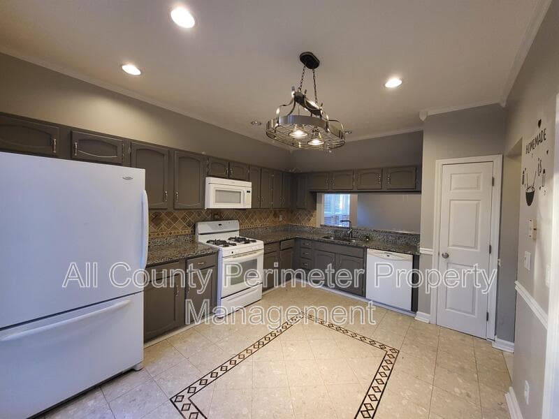 Lithonia House: 694 Shore View