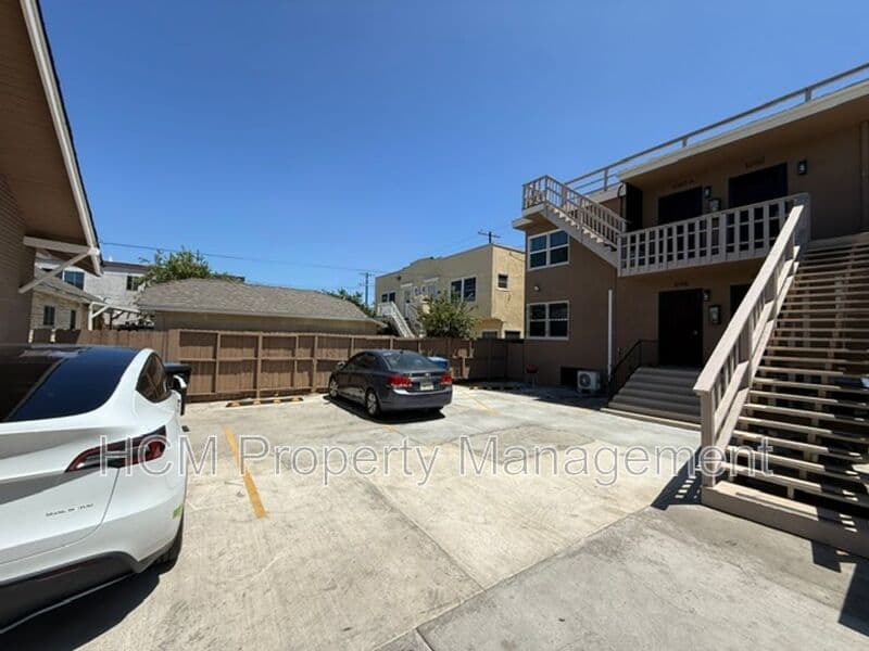Long Beach House: 1048 Cedar Ave