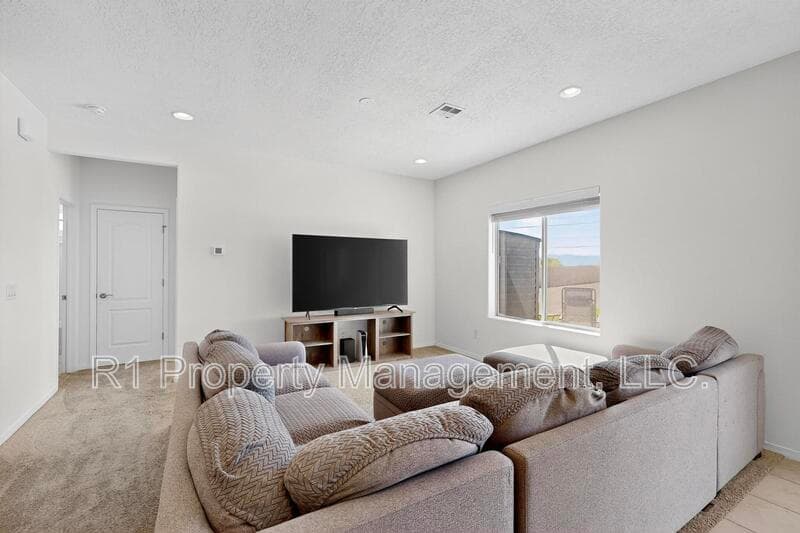 Rio Rancho House: 108 Hue Street