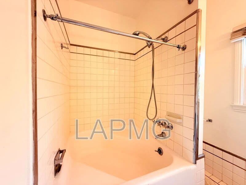 Los Angeles House: 7660 Hollywood Boulevard