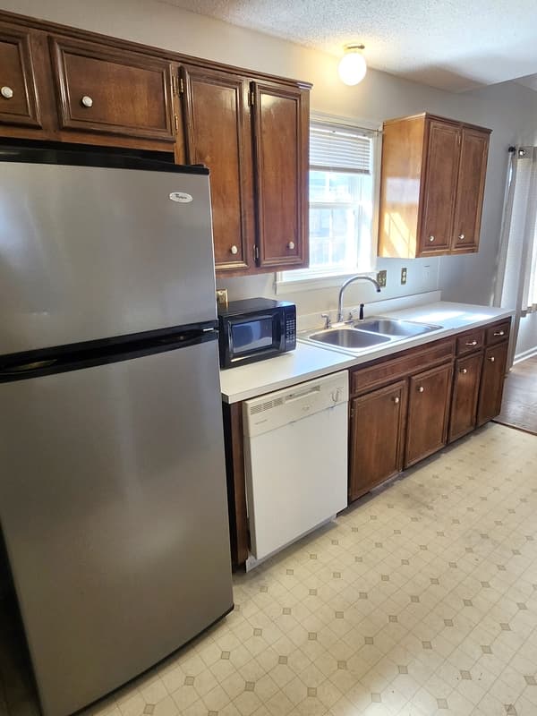 Columbia House: 1305 Melrose Heights Street