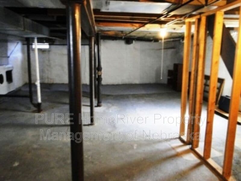 Omaha House: 1009 N 49th Ave
