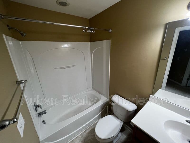 Summerville House: 226 S Lamplighter Ln