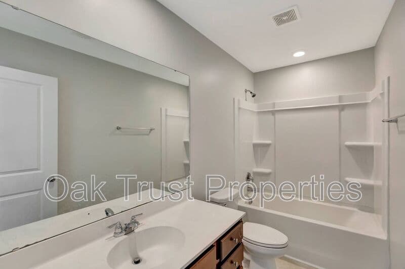 Moncks Corner House: 220 Lazy River Lane