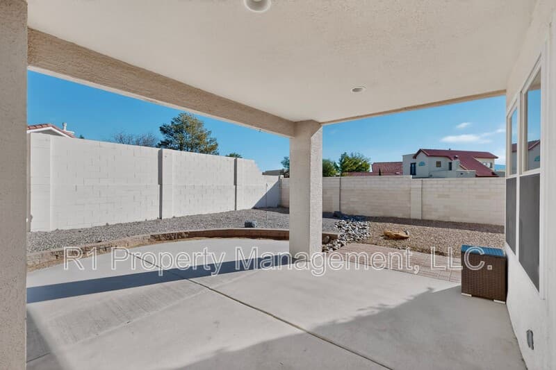 Rio Rancho House: 233 Nicklaus Drive Southeast