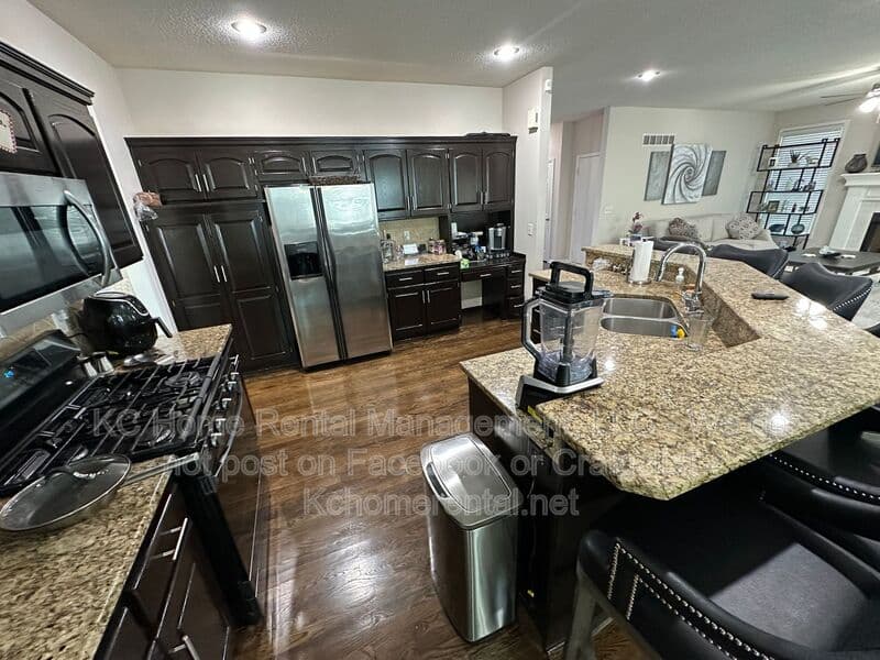 Overland Park House: 11429 W 142nd Ter