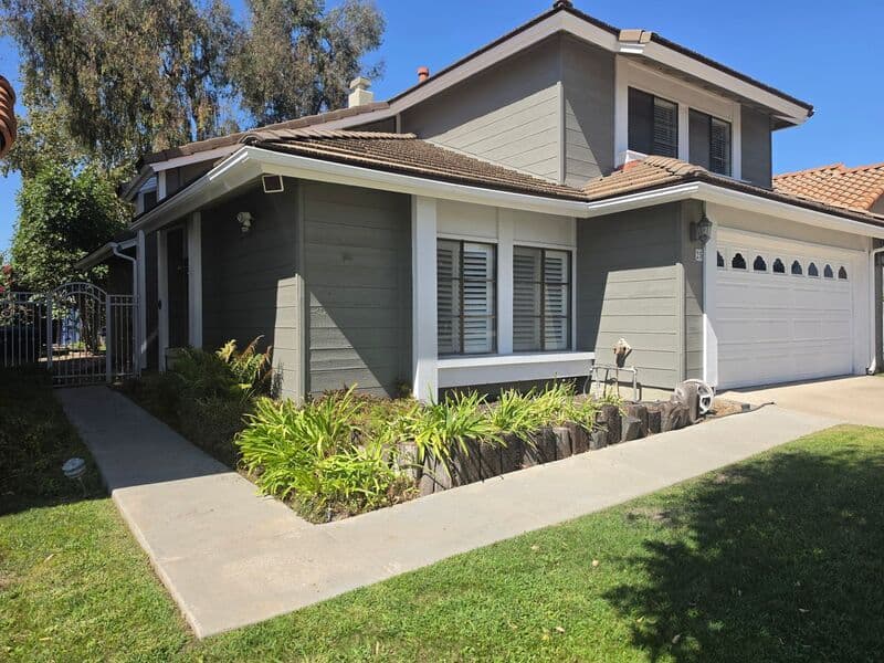 Irvine House: 25 Lucero West