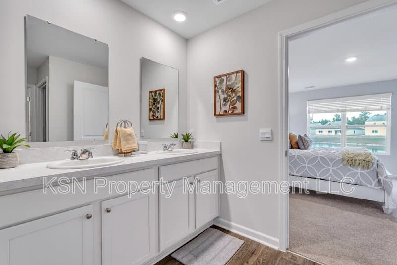 Bloomingdale House: 224 Skylark Rd