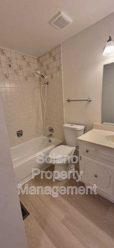 Fairfield House: 5023 Oakbrook Cir