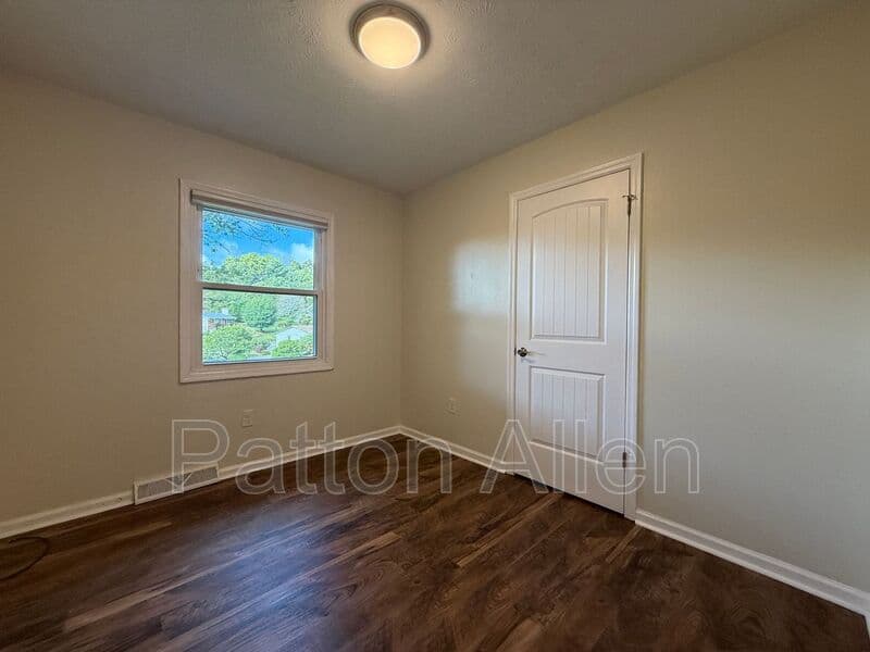 Fairview House: 14 Fox Run Pl