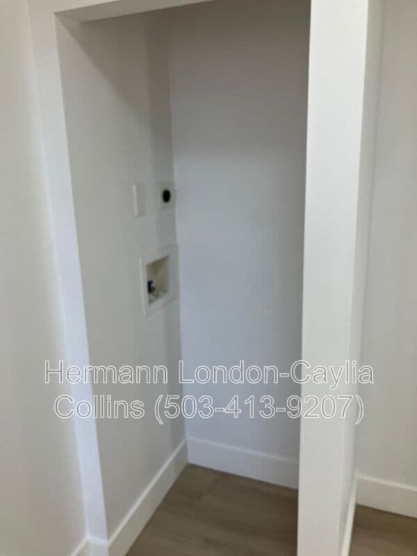 Saint Louis House: 5832-5834 Etzel Avenue