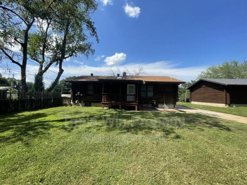 Florissant House: 60 Mohan Dr.