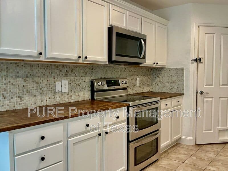 Leander House: 789 Kingfisher Ln