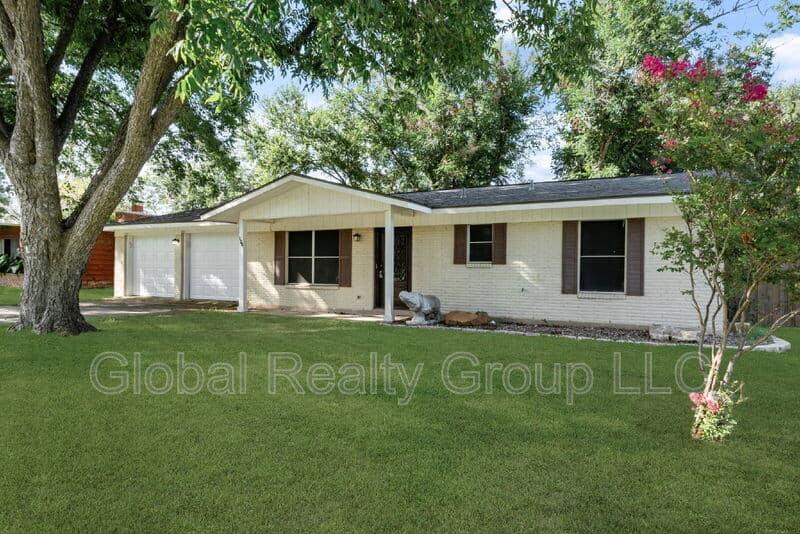 New Braunfels House: 138 Bobolink Dr