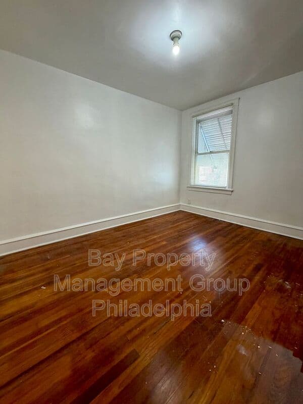Collingdale House: 7 Rhodes Ave