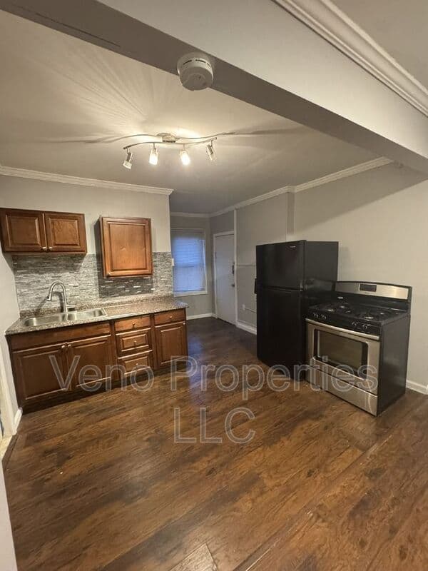 Cohoes House: 1 Cataract Street