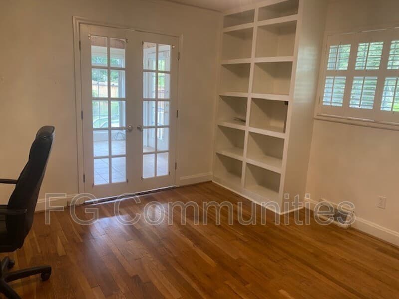 Easley House: 206 Sunshine Way