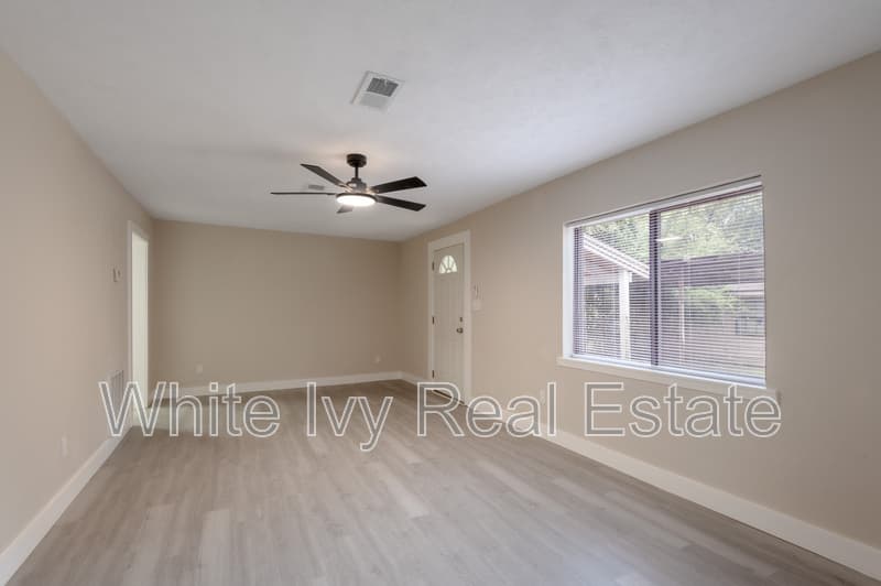 Woodville House: 1107 W Dogwood St