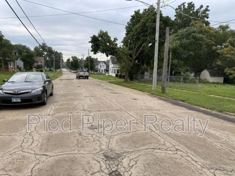 Freeport House: 712 E Shawnee St