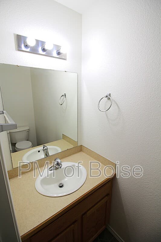 Nampa Townhome: 1059 E Iowa Ave