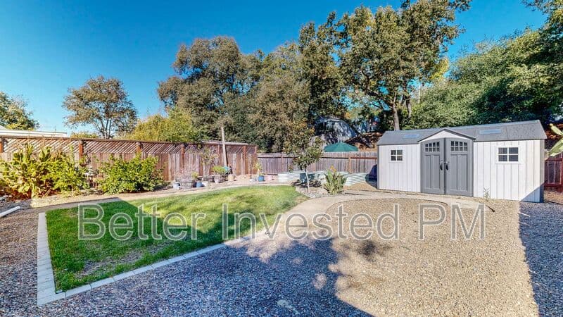Santa Rosa House: 311 Lomitas Ln