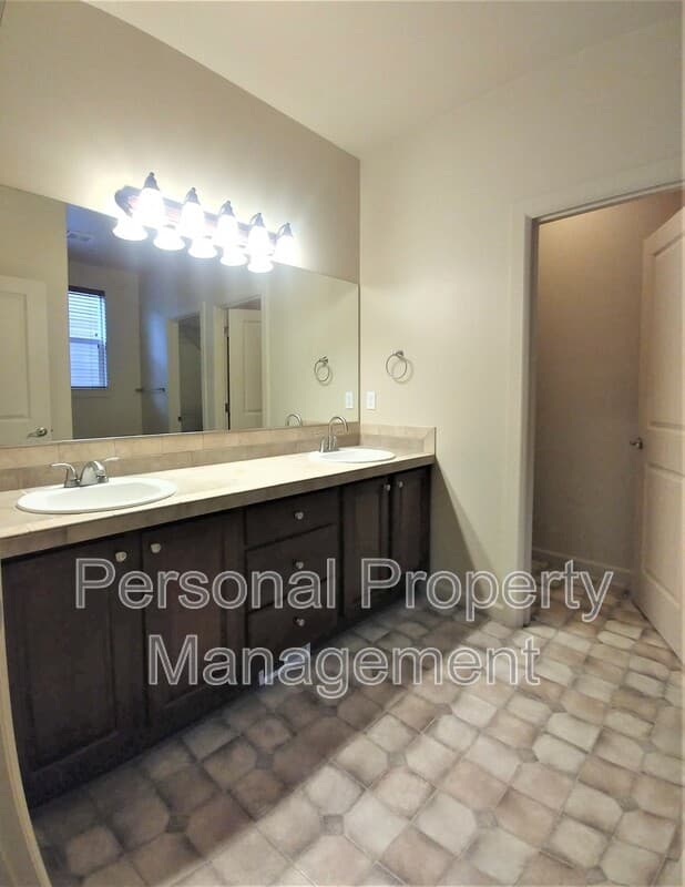 Vancouver House: 10204 NE 102nd Ave