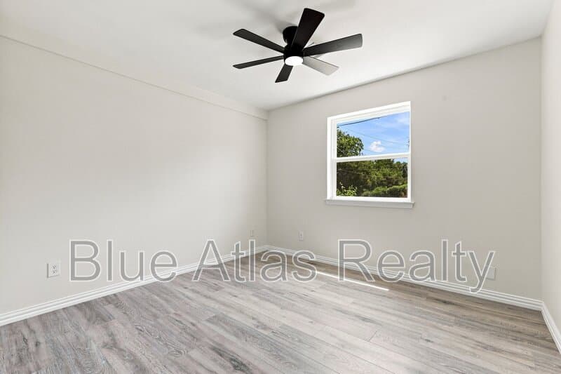 Dallas House: 6008 Golden Gate Drive