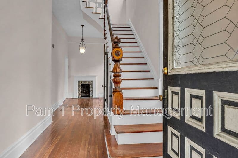 Savannah House: 201 W 37th St