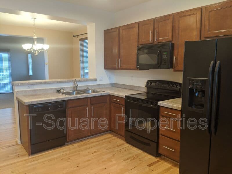Everett House: 216 126th St SE B