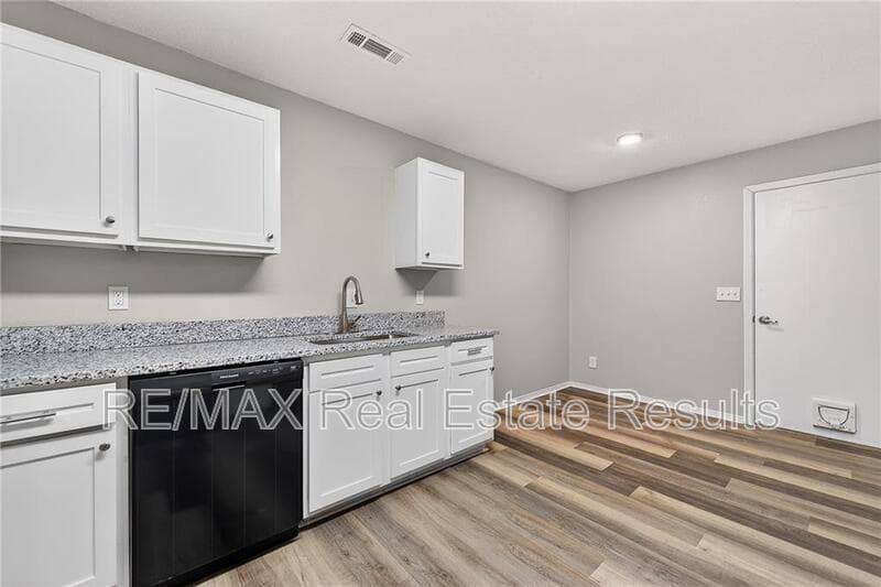 Fayetteville House: 4418 W Acoma St