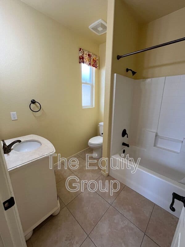 Porterville House: 2139 W Clare Ave