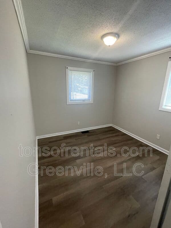 Spartanburg House: 695 Saxon Ave