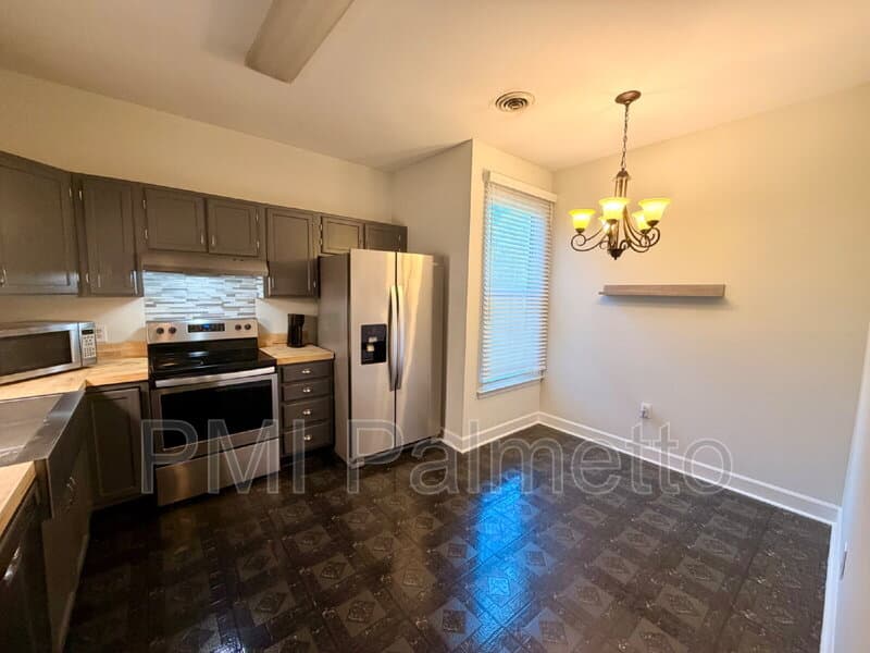 Columbia House: 3923 West Buchanan Drive