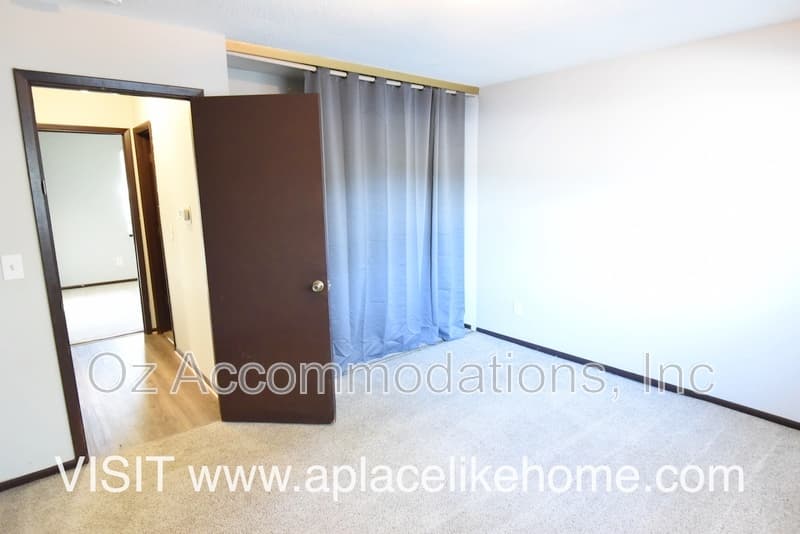 Lee's Summit House: 1214 SE 3rd Ter, Apt B