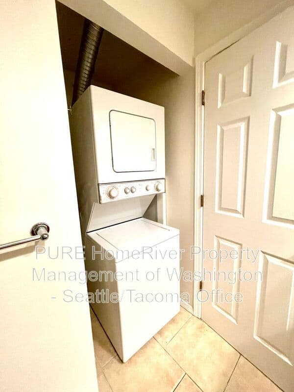 Seattle Condo: 3047 SW Avalon Way