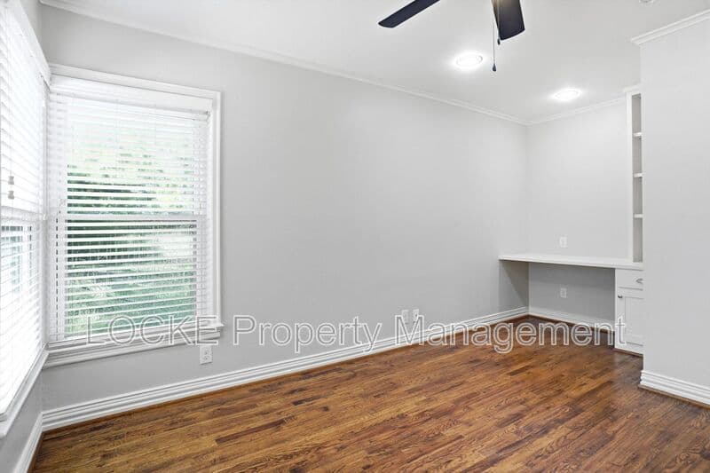 Fort Worth House: 3528 Rogers Ave