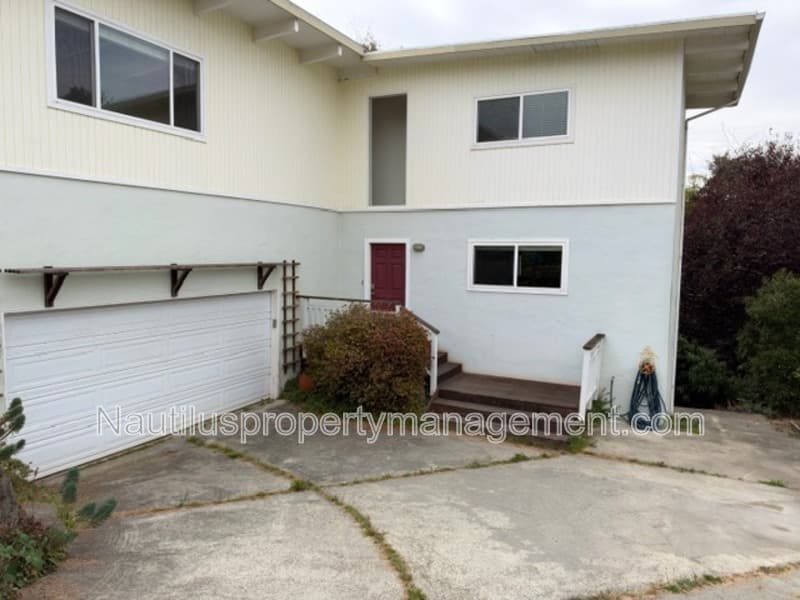Santa Cruz House: 221 Blackpoint Lane