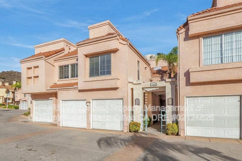 El Cajon House: 12090 Calle de Montana