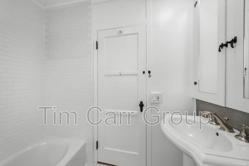 Costa Mesa Condo: 123 E 18th Street