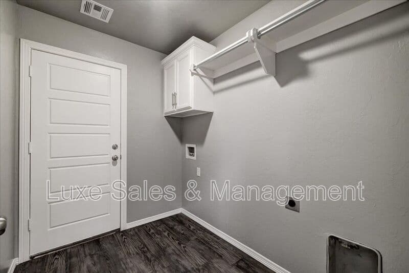 Yukon House: 7804 Meadow Lake Dr