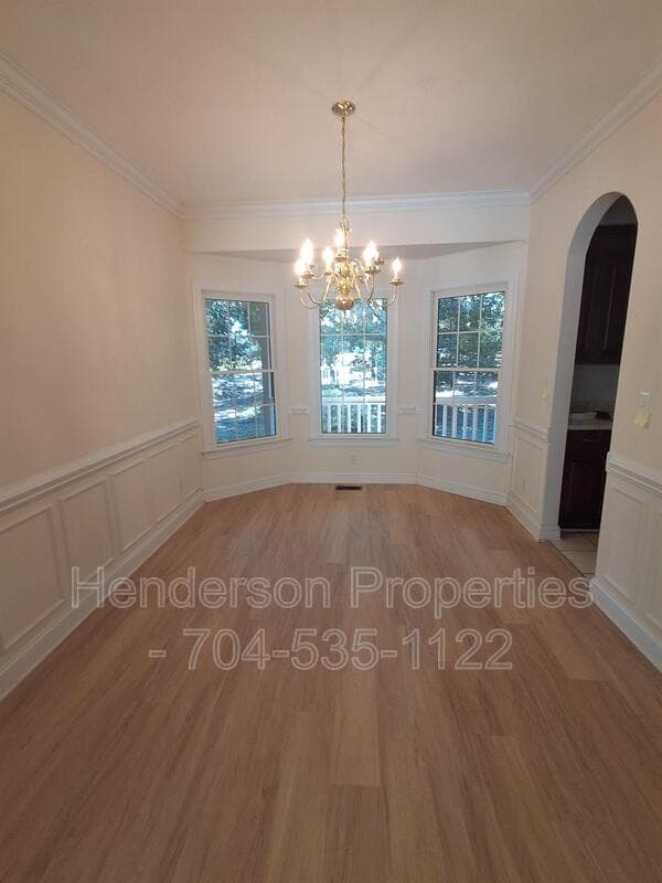 Norwood House: 5560 Old Thompson Rd