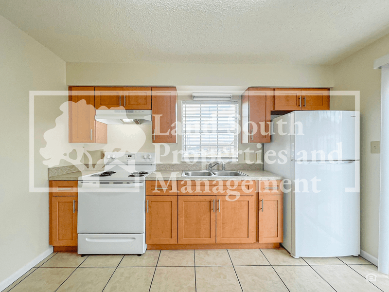 Lakeland House: 5825 Charlton Drive
