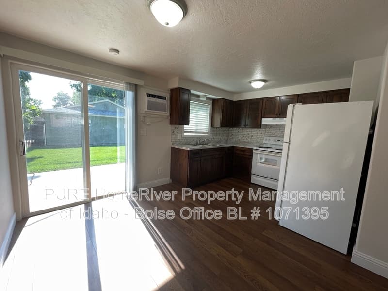 Caldwell Townhome: 102 N Homedale Ave