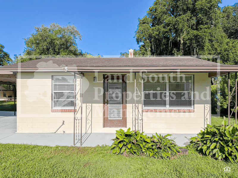 Lakeland House: 1030 Lakewood Court