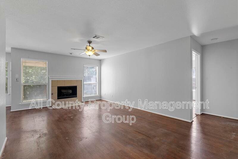 Fort Worth House: 813 Jockey Club Lane