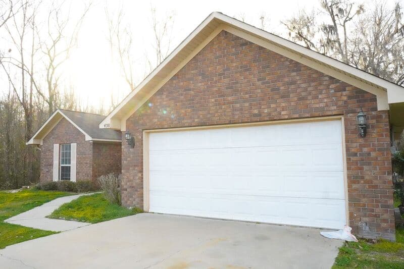 Midway House: 438 Edgewater Dr