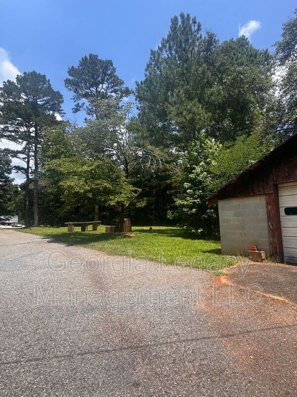 Commerce House: 2116 Ila Road