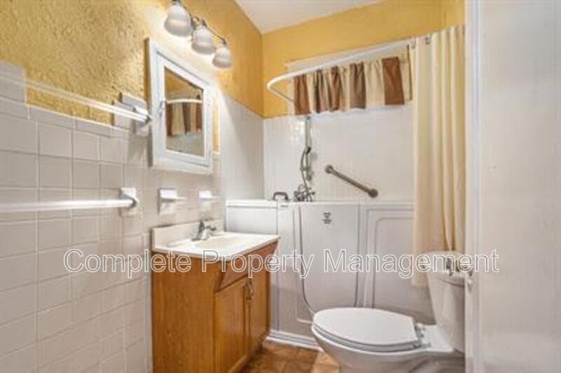 Fairfield House: 728 41st Street