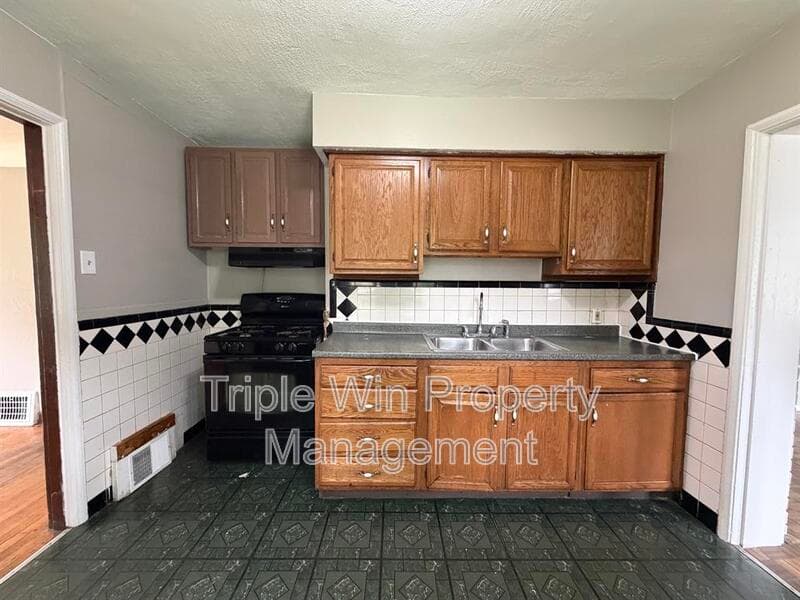 Saint Louis House: 8126 Albin Ave