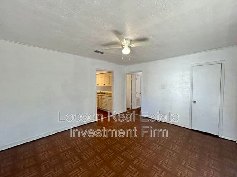 Shreveport House: 3054 Amherst St.